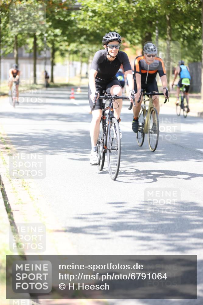 11.08.2024 - GEWOBA Citytriathlon Bremen H.Heesch http://msf.ph/oto/6791064 11.08.2024 13:18:33 Radfahren 507, 546, 629, 646, xxx, 695, 702 meine-sportfotos.de