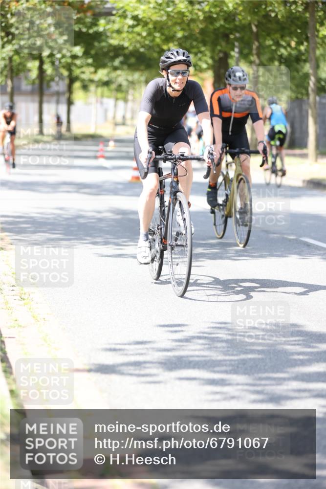11.08.2024 - GEWOBA Citytriathlon Bremen H.Heesch http://msf.ph/oto/6791067 11.08.2024 13:18:34 Radfahren xxx, 507, 546, 629, 646, xxx, 695, 702 meine-sportfotos.de