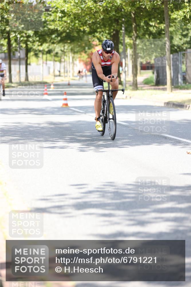 11.08.2024 - GEWOBA Citytriathlon Bremen H.Heesch http://msf.ph/oto/6791221 11.08.2024 13:18:46 Radfahren xxx, 405, 489, 507, 546, 591, 646, 655, 688, 695 meine-sportfotos.de