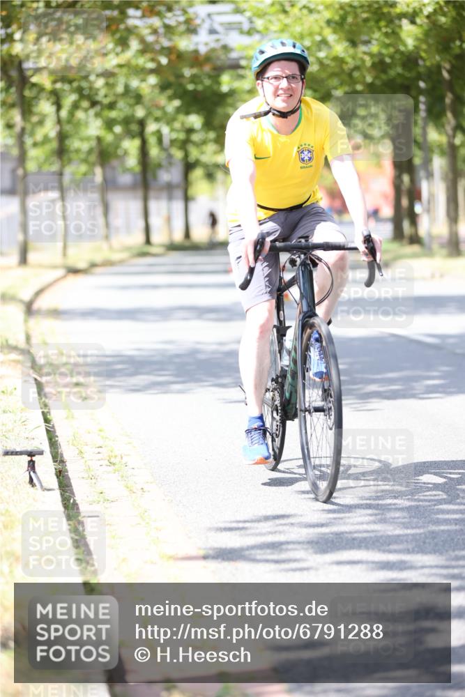 11.08.2024 - GEWOBA Citytriathlon Bremen H.Heesch http://msf.ph/oto/6791288 11.08.2024 13:18:50 Radfahren xxx, 405, 489, 493, 546, 591, 646, 655, 688 meine-sportfotos.de