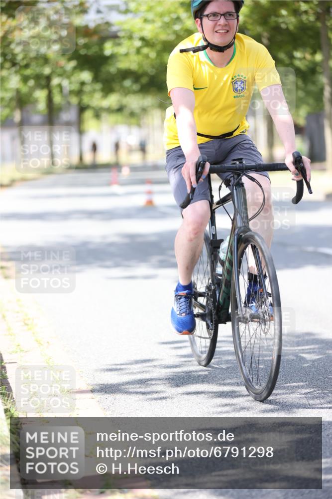 11.08.2024 - GEWOBA Citytriathlon Bremen H.Heesch http://msf.ph/oto/6791298 11.08.2024 13:18:51 Radfahren xxx, 357, 405, 489, 493, 546, 591, 604, 646, 655, 688 meine-sportfotos.de