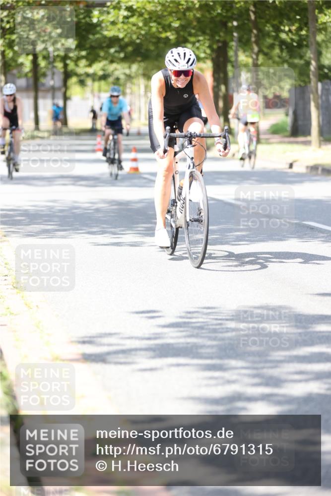 11.08.2024 - GEWOBA Citytriathlon Bremen H.Heesch http://msf.ph/oto/6791315 11.08.2024 13:18:58 Radfahren xxx, 357, 405, 416, 418, 489, 493, 591, 604, 655, 688 meine-sportfotos.de