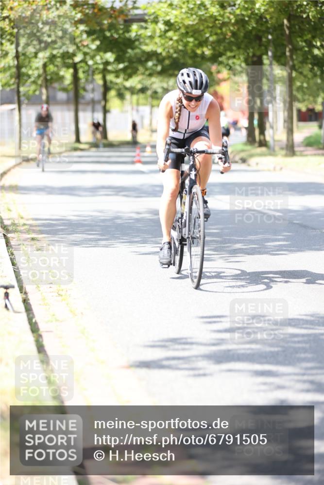 11.08.2024 - GEWOBA Citytriathlon Bremen H.Heesch http://msf.ph/oto/6791505 11.08.2024 13:19:12 Radfahren 357, 406, 416, 418, 493, 500, 552, 560, 573, 587, 604, 605, 654, 667, xxx meine-sportfotos.de
