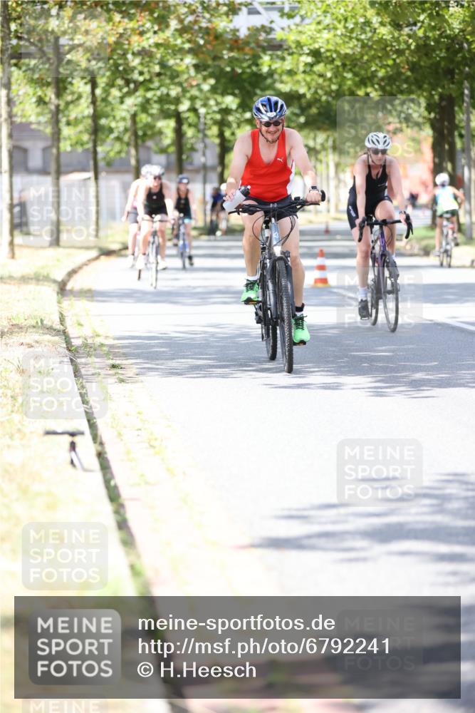 11.08.2024 - GEWOBA Citytriathlon Bremen H.Heesch http://msf.ph/oto/6792241 11.08.2024 13:19:57 Radfahren xxx, 251, 376, 419, 525, 568, 595, 603, 617, 626, 675, 686, 692, 701 meine-sportfotos.de