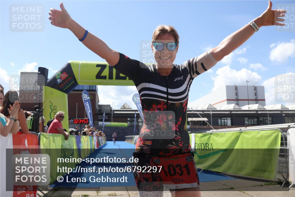 11.08.2024 - GEWOBA Citytriathlon Bremen Lena Gebhardt http://msf.ph/oto/6792297 11.08.2024 13:34:49 Ziel 1004 meine-sportfotos.de