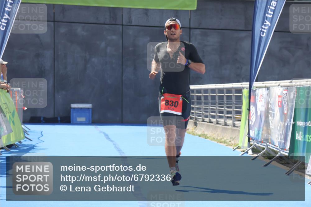 11.08.2024 - GEWOBA Citytriathlon Bremen Lena Gebhardt http://msf.ph/oto/6792336 11.08.2024 13:35:08 Ziel 918 meine-sportfotos.de