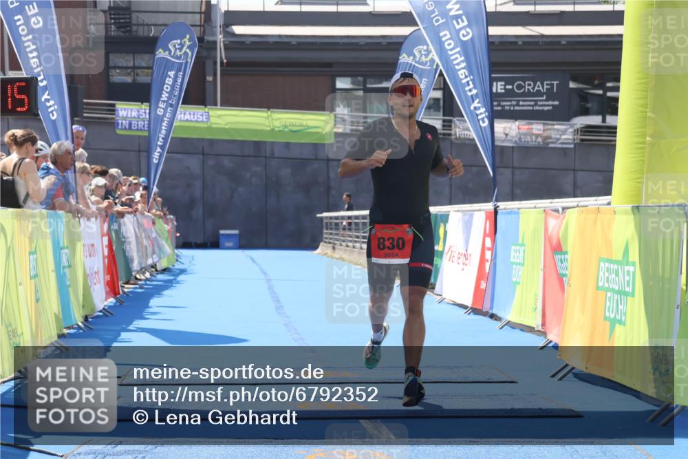 11.08.2024 - GEWOBA Citytriathlon Bremen Lena Gebhardt http://msf.ph/oto/6792352 11.08.2024 13:35:12 Ziel  meine-sportfotos.de