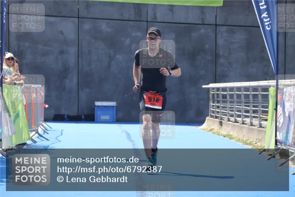 11.08.2024 - GEWOBA Citytriathlon Bremen Lena Gebhardt http://msf.ph/oto/6792387 11.08.2024 13:36:11 Ziel 916 meine-sportfotos.de