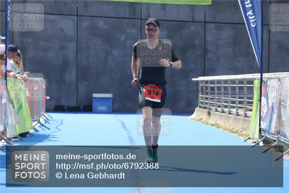 11.08.2024 - GEWOBA Citytriathlon Bremen Lena Gebhardt http://msf.ph/oto/6792388 11.08.2024 13:36:12 Ziel 916 meine-sportfotos.de
