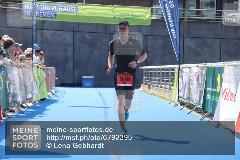 11.08.2024 - GEWOBA Citytriathlon Bremen Lena Gebhardt http://msf.ph/oto/6792395 11.08.2024 13:36:13 Ziel 916 meine-sportfotos.de