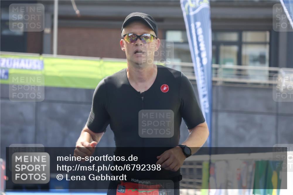 11.08.2024 - GEWOBA Citytriathlon Bremen Lena Gebhardt http://msf.ph/oto/6792398 11.08.2024 13:36:15 Ziel 916 meine-sportfotos.de