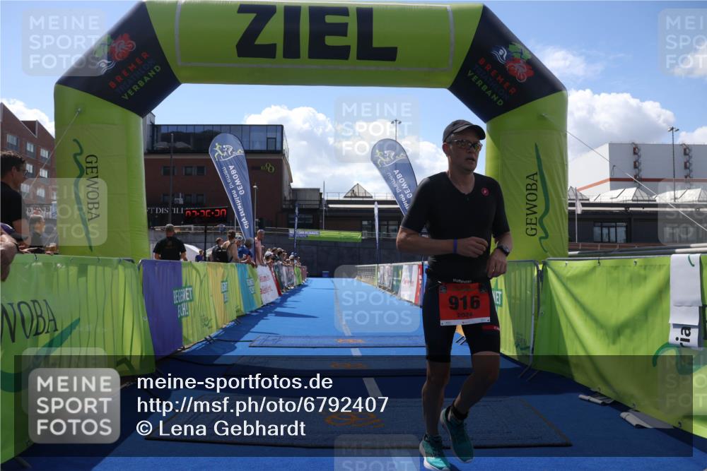 11.08.2024 - GEWOBA Citytriathlon Bremen Lena Gebhardt http://msf.ph/oto/6792407 11.08.2024 13:36:16 Ziel 916 meine-sportfotos.de