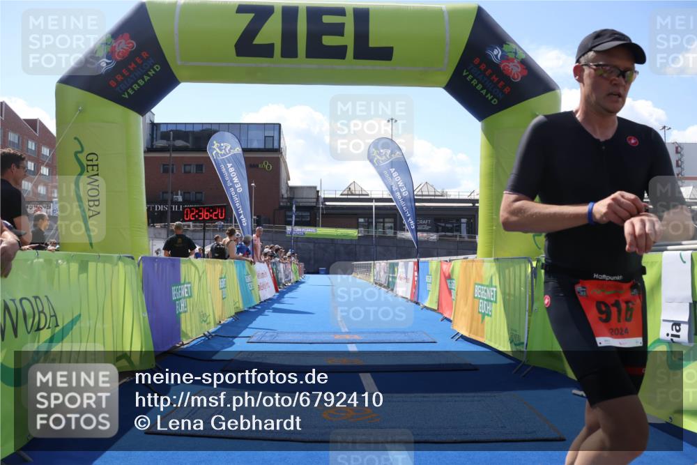 11.08.2024 - GEWOBA Citytriathlon Bremen Lena Gebhardt http://msf.ph/oto/6792410 11.08.2024 13:36:17 Ziel 916 meine-sportfotos.de