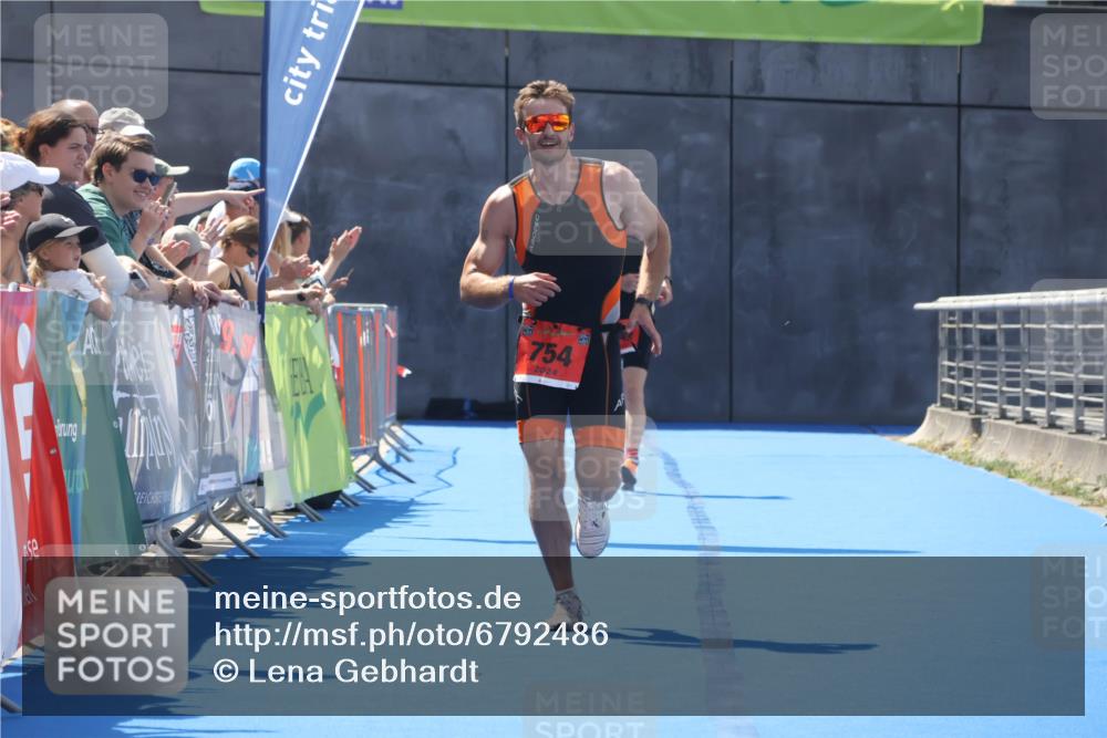11.08.2024 - GEWOBA Citytriathlon Bremen Lena Gebhardt http://msf.ph/oto/6792486 11.08.2024 13:36:47 Ziel 754, 819, 942, 1040 meine-sportfotos.de