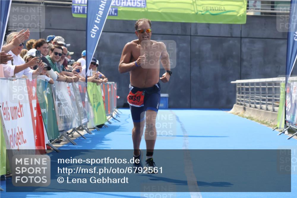 11.08.2024 - GEWOBA Citytriathlon Bremen Lena Gebhardt http://msf.ph/oto/6792561 11.08.2024 13:37:06 Ziel 939 meine-sportfotos.de
