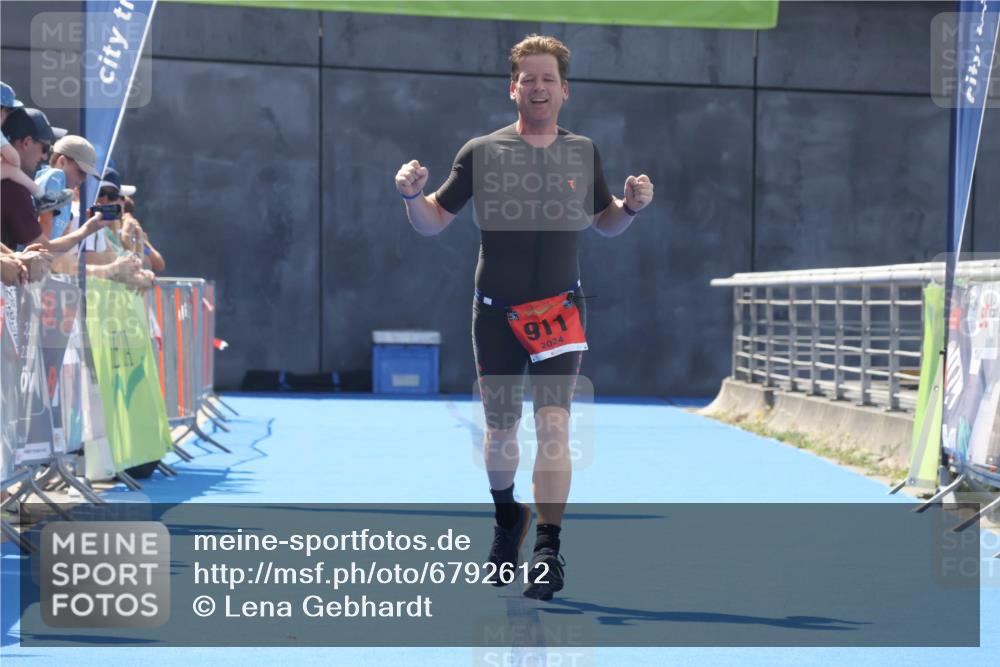 11.08.2024 - GEWOBA Citytriathlon Bremen Lena Gebhardt http://msf.ph/oto/6792612 11.08.2024 13:37:17 Ziel 911 meine-sportfotos.de