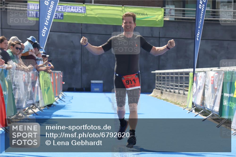 11.08.2024 - GEWOBA Citytriathlon Bremen Lena Gebhardt http://msf.ph/oto/6792620 11.08.2024 13:37:18 Ziel 911 meine-sportfotos.de