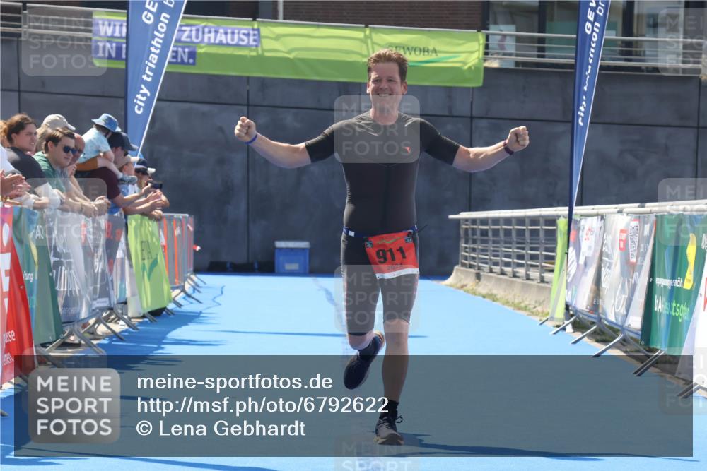 11.08.2024 - GEWOBA Citytriathlon Bremen Lena Gebhardt http://msf.ph/oto/6792622 11.08.2024 13:37:19 Ziel 911 meine-sportfotos.de