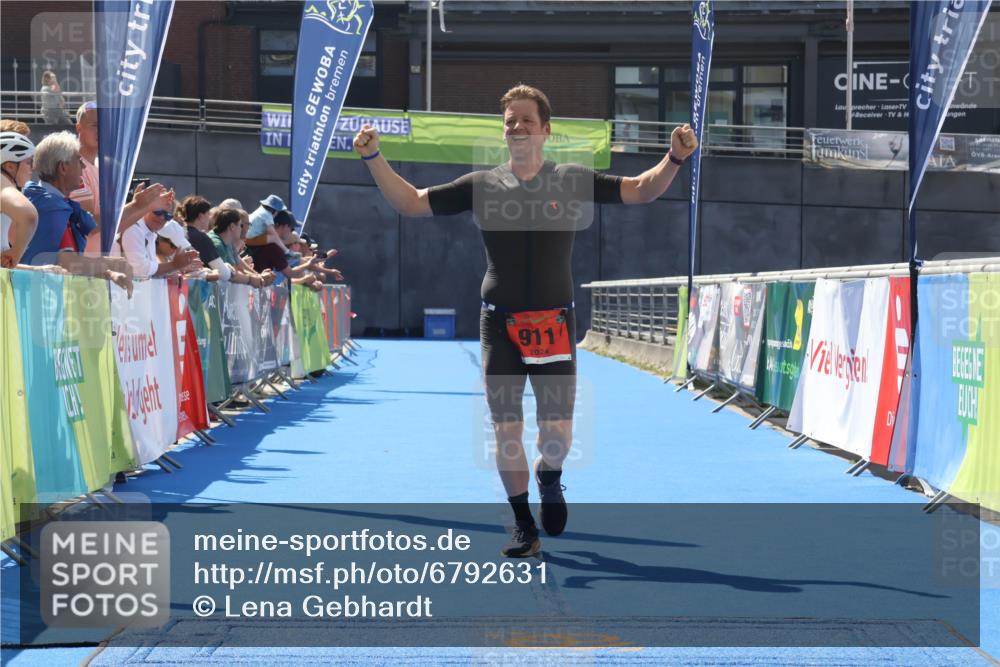 11.08.2024 - GEWOBA Citytriathlon Bremen Lena Gebhardt http://msf.ph/oto/6792631 11.08.2024 13:37:20 Ziel 911 meine-sportfotos.de