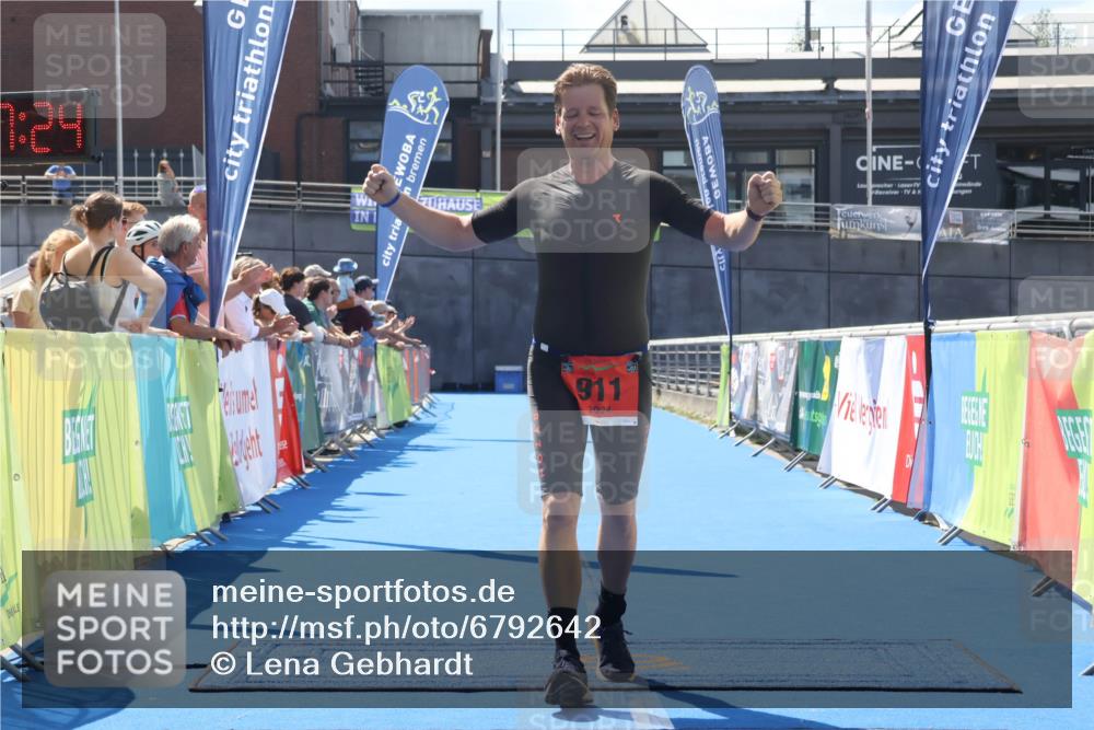 11.08.2024 - GEWOBA Citytriathlon Bremen Lena Gebhardt http://msf.ph/oto/6792642 11.08.2024 13:37:21 Ziel 911 meine-sportfotos.de