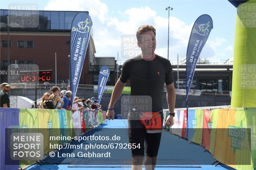 11.08.2024 - GEWOBA Citytriathlon Bremen Lena Gebhardt http://msf.ph/oto/6792654 11.08.2024 13:37:22 Ziel 911 meine-sportfotos.de