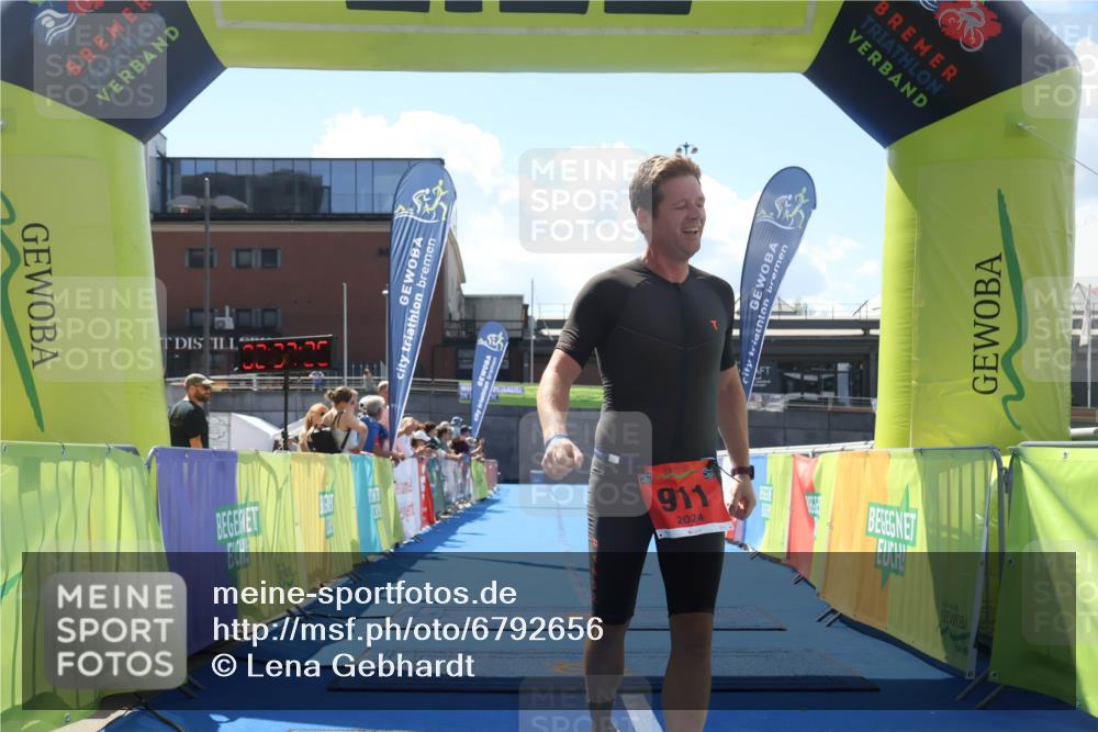 11.08.2024 - GEWOBA Citytriathlon Bremen Lena Gebhardt http://msf.ph/oto/6792656 11.08.2024 13:37:23 Ziel 911 meine-sportfotos.de