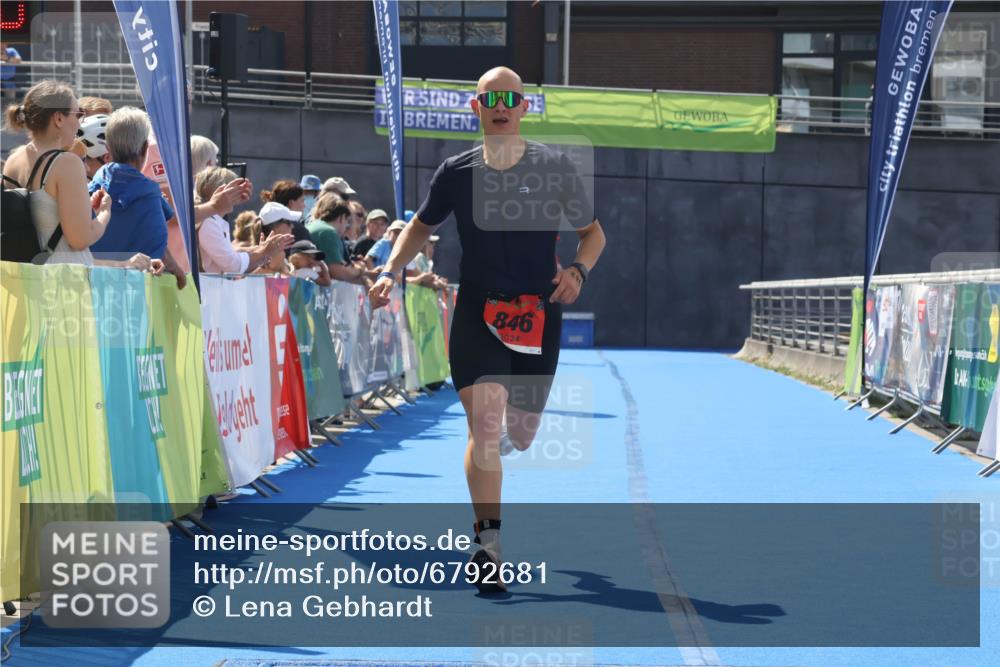11.08.2024 - GEWOBA Citytriathlon Bremen Lena Gebhardt http://msf.ph/oto/6792681 11.08.2024 13:37:43 Ziel 827, 846 meine-sportfotos.de