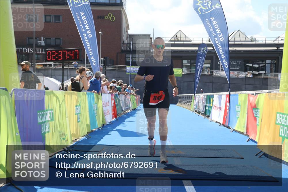 11.08.2024 - GEWOBA Citytriathlon Bremen Lena Gebhardt http://msf.ph/oto/6792691 11.08.2024 13:37:44 Ziel 827, 846 meine-sportfotos.de