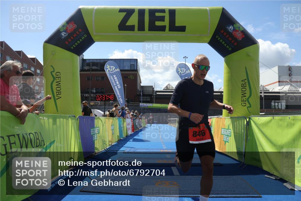 11.08.2024 - GEWOBA Citytriathlon Bremen Lena Gebhardt http://msf.ph/oto/6792704 11.08.2024 13:37:45 Ziel 827, 846 meine-sportfotos.de