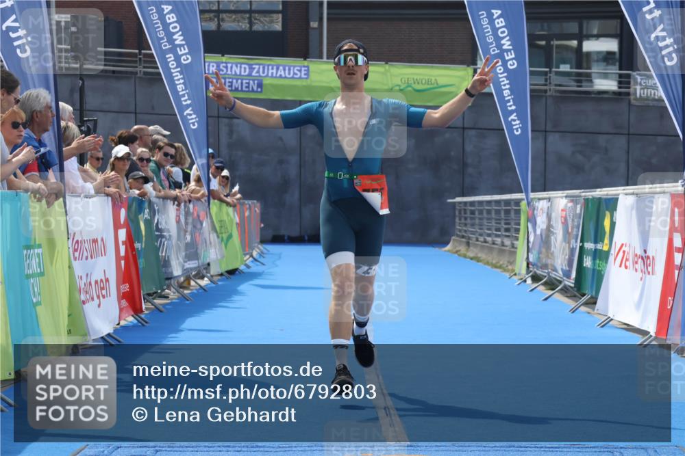 11.08.2024 - GEWOBA Citytriathlon Bremen Lena Gebhardt http://msf.ph/oto/6792803 11.08.2024 13:38:36 Ziel 755 meine-sportfotos.de