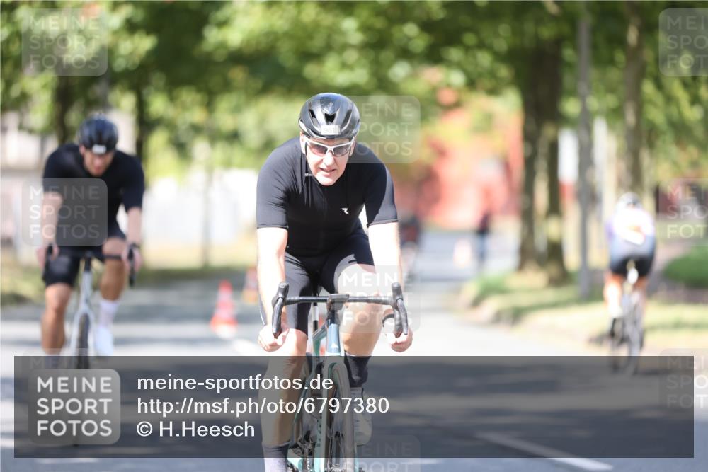 11.08.2024 - GEWOBA Citytriathlon Bremen H.Heesch http://msf.ph/oto/6797380 11.08.2024 11:54:38 Radfahren 749, 831, 840, 850, 898, 961 meine-sportfotos.de