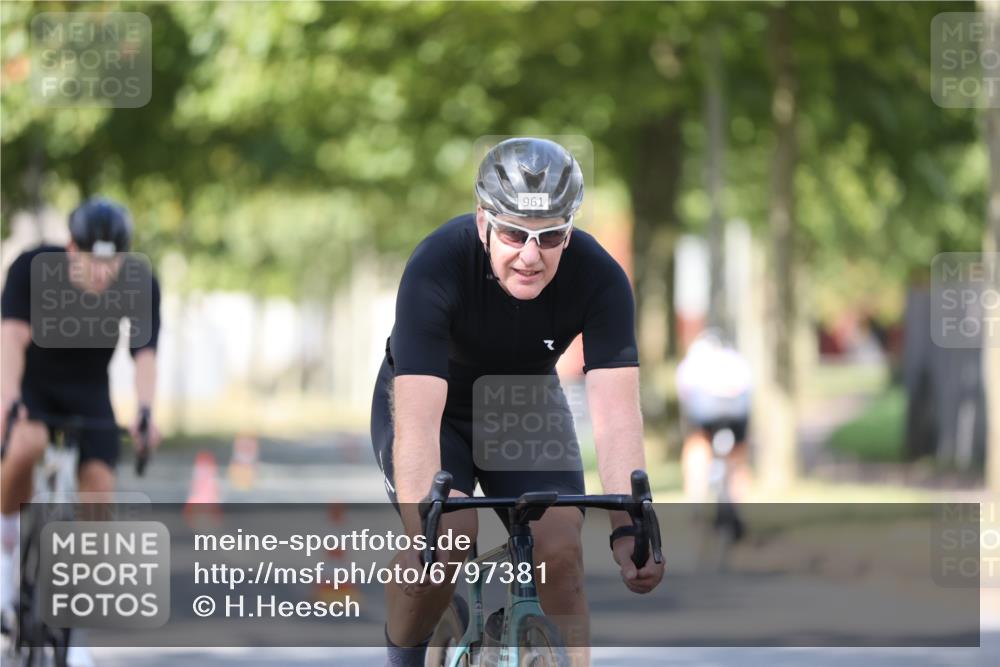11.08.2024 - GEWOBA Citytriathlon Bremen H.Heesch http://msf.ph/oto/6797381 11.08.2024 11:54:38 Radfahren 749, 831, 840, 850, 898, 961 meine-sportfotos.de