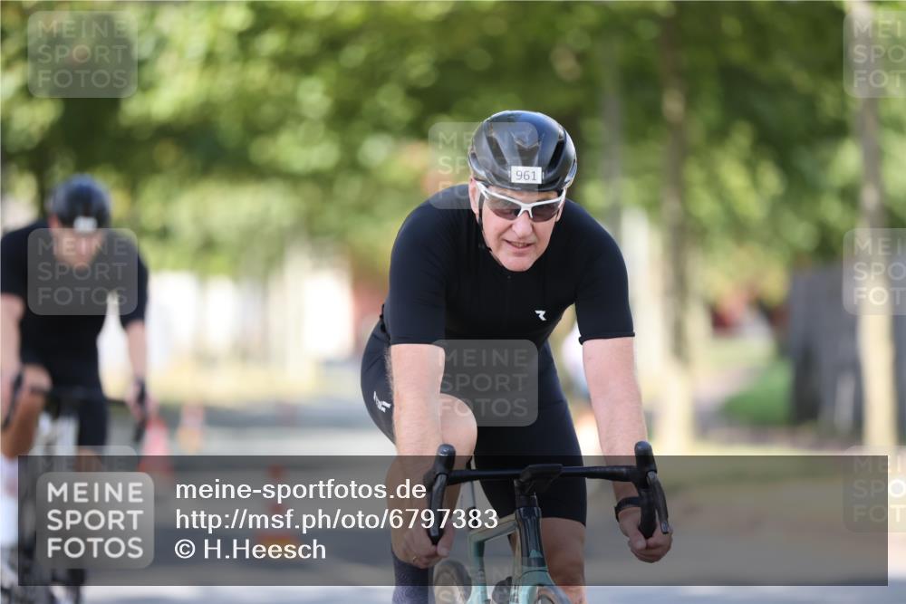 11.08.2024 - GEWOBA Citytriathlon Bremen H.Heesch http://msf.ph/oto/6797383 11.08.2024 11:54:38 Radfahren 749, 831, 840, 850, 898, 961 meine-sportfotos.de