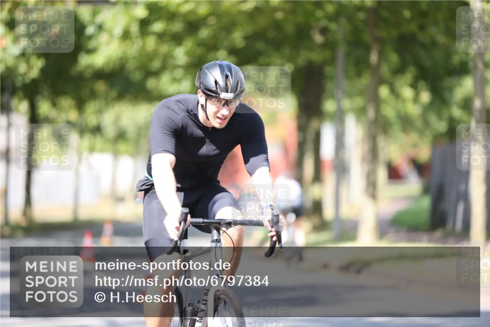 11.08.2024 - GEWOBA Citytriathlon Bremen H.Heesch http://msf.ph/oto/6797384 11.08.2024 11:54:39 Radfahren 749, 831, 850, 898, 961 meine-sportfotos.de