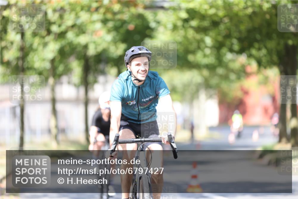 11.08.2024 - GEWOBA Citytriathlon Bremen H.Heesch http://msf.ph/oto/6797427 11.08.2024 11:51:55 Laufen  meine-sportfotos.de