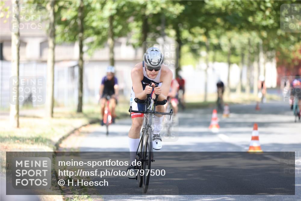 11.08.2024 - GEWOBA Citytriathlon Bremen H.Heesch http://msf.ph/oto/6797500 11.08.2024 11:52:12 Laufen  meine-sportfotos.de