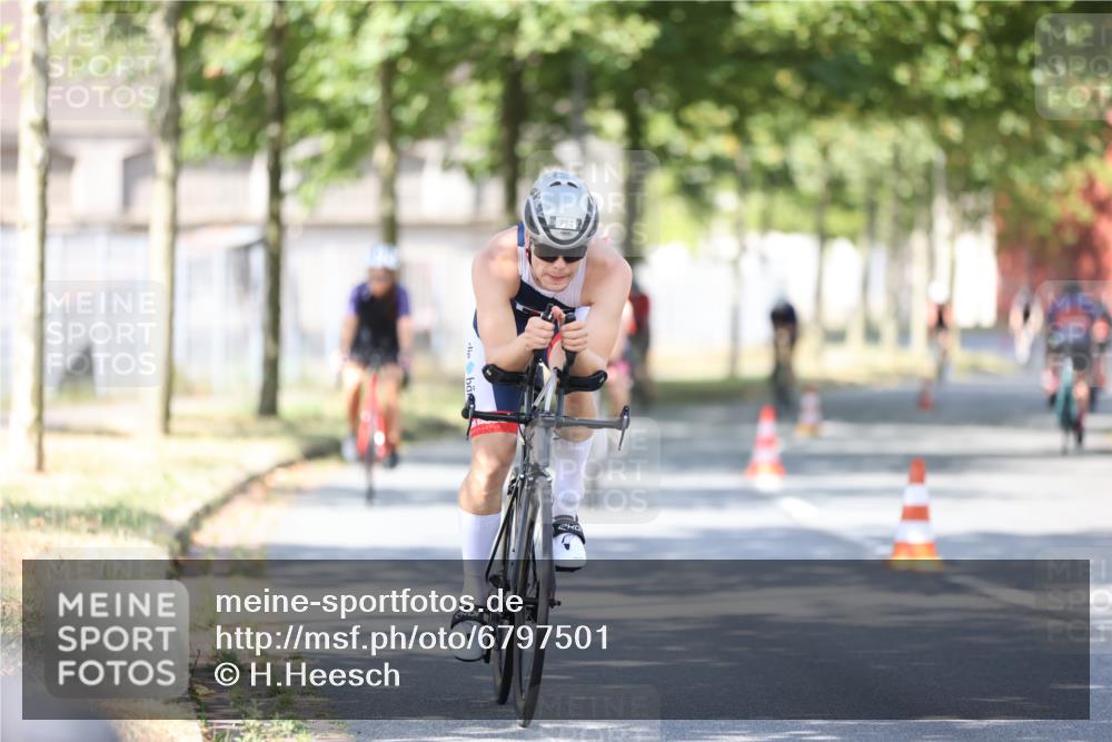 11.08.2024 - GEWOBA Citytriathlon Bremen H.Heesch http://msf.ph/oto/6797501 11.08.2024 11:52:12 Laufen  meine-sportfotos.de