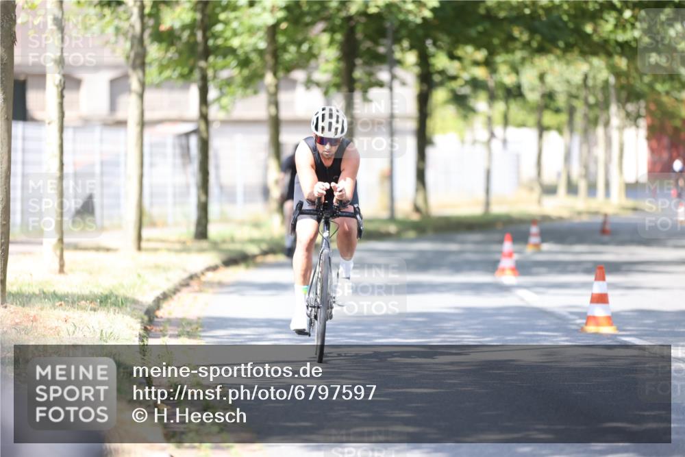 11.08.2024 - GEWOBA Citytriathlon Bremen H.Heesch http://msf.ph/oto/6797597 11.08.2024 11:52:21 Laufen  meine-sportfotos.de