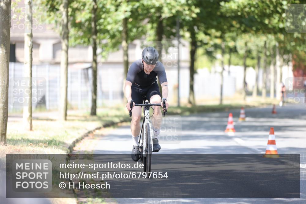 11.08.2024 - GEWOBA Citytriathlon Bremen H.Heesch http://msf.ph/oto/6797654 11.08.2024 11:52:24 Laufen  meine-sportfotos.de