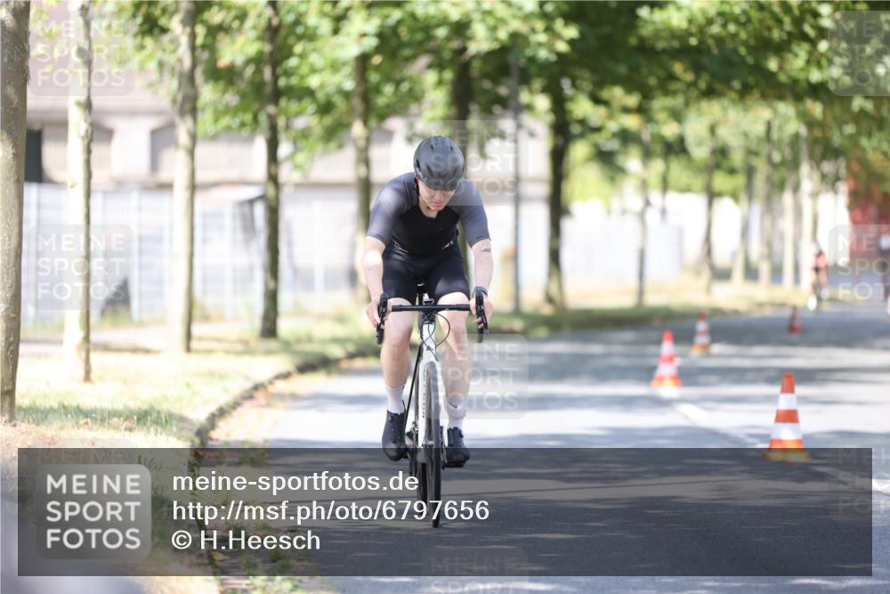 11.08.2024 - GEWOBA Citytriathlon Bremen H.Heesch http://msf.ph/oto/6797656 11.08.2024 11:52:24 Laufen  meine-sportfotos.de