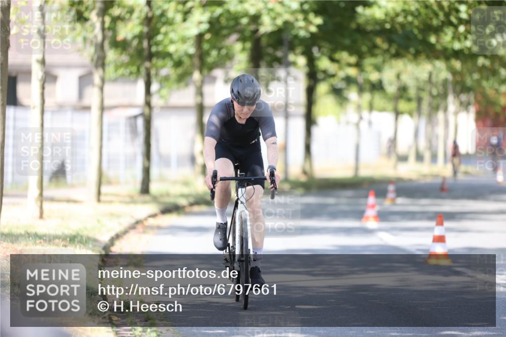 11.08.2024 - GEWOBA Citytriathlon Bremen H.Heesch http://msf.ph/oto/6797661 11.08.2024 11:52:24 Laufen  meine-sportfotos.de