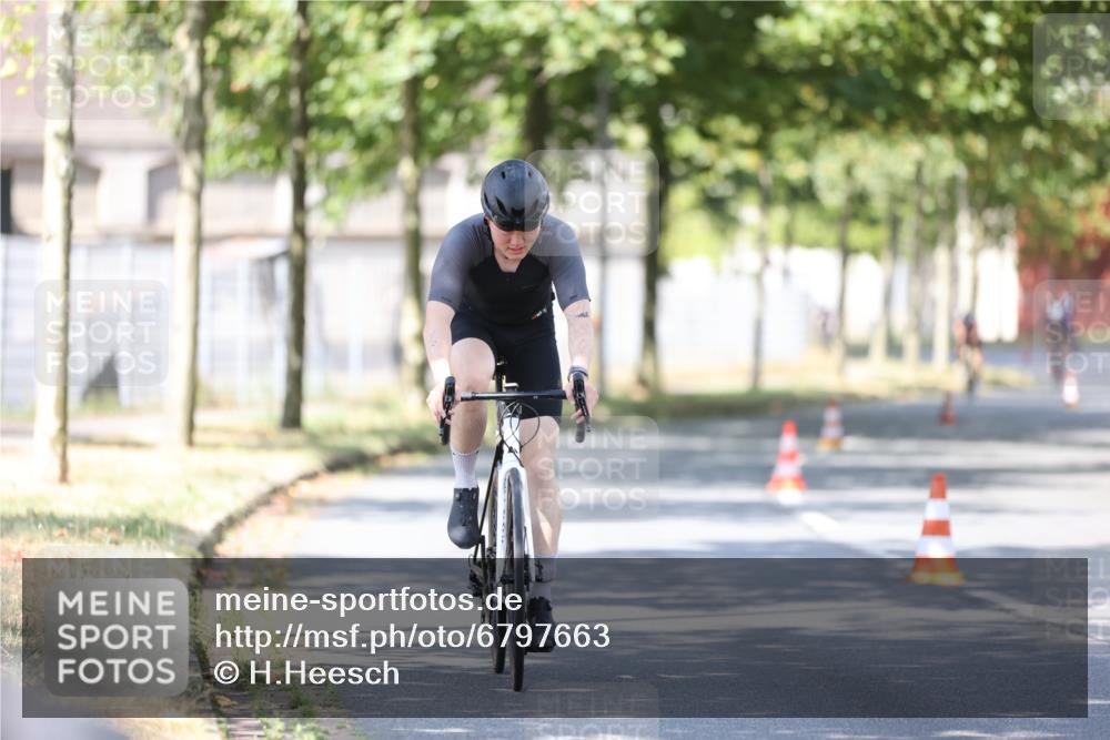 11.08.2024 - GEWOBA Citytriathlon Bremen H.Heesch http://msf.ph/oto/6797663 11.08.2024 11:52:24 Laufen  meine-sportfotos.de