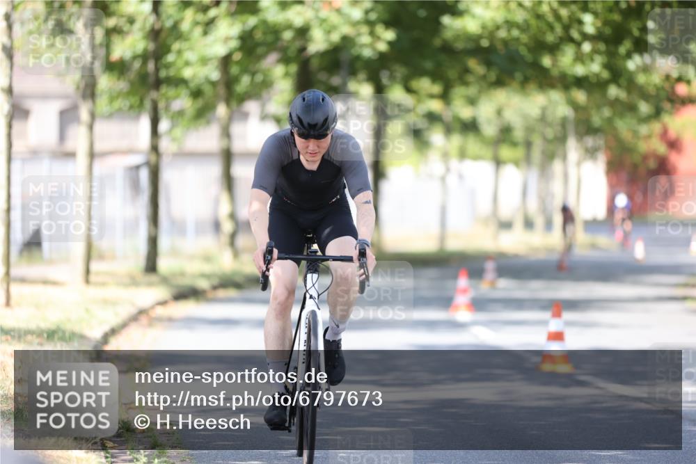 11.08.2024 - GEWOBA Citytriathlon Bremen H.Heesch http://msf.ph/oto/6797673 11.08.2024 11:52:24 Laufen  meine-sportfotos.de
