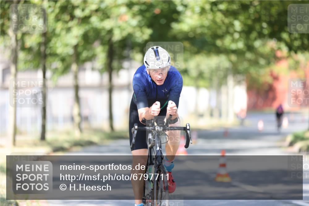 11.08.2024 - GEWOBA Citytriathlon Bremen H.Heesch http://msf.ph/oto/6797711 11.08.2024 11:52:35 Laufen  meine-sportfotos.de