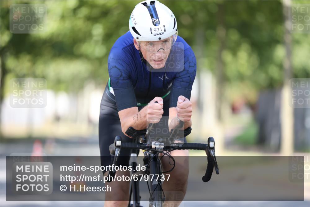 11.08.2024 - GEWOBA Citytriathlon Bremen H.Heesch http://msf.ph/oto/6797737 11.08.2024 11:52:36 Laufen  meine-sportfotos.de