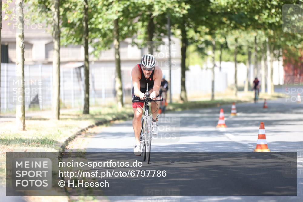 11.08.2024 - GEWOBA Citytriathlon Bremen H.Heesch http://msf.ph/oto/6797786 11.08.2024 11:52:50 Laufen  meine-sportfotos.de