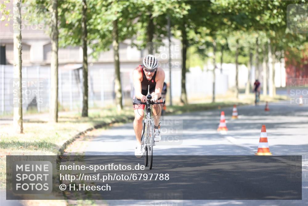 11.08.2024 - GEWOBA Citytriathlon Bremen H.Heesch http://msf.ph/oto/6797788 11.08.2024 11:52:51 Laufen  meine-sportfotos.de
