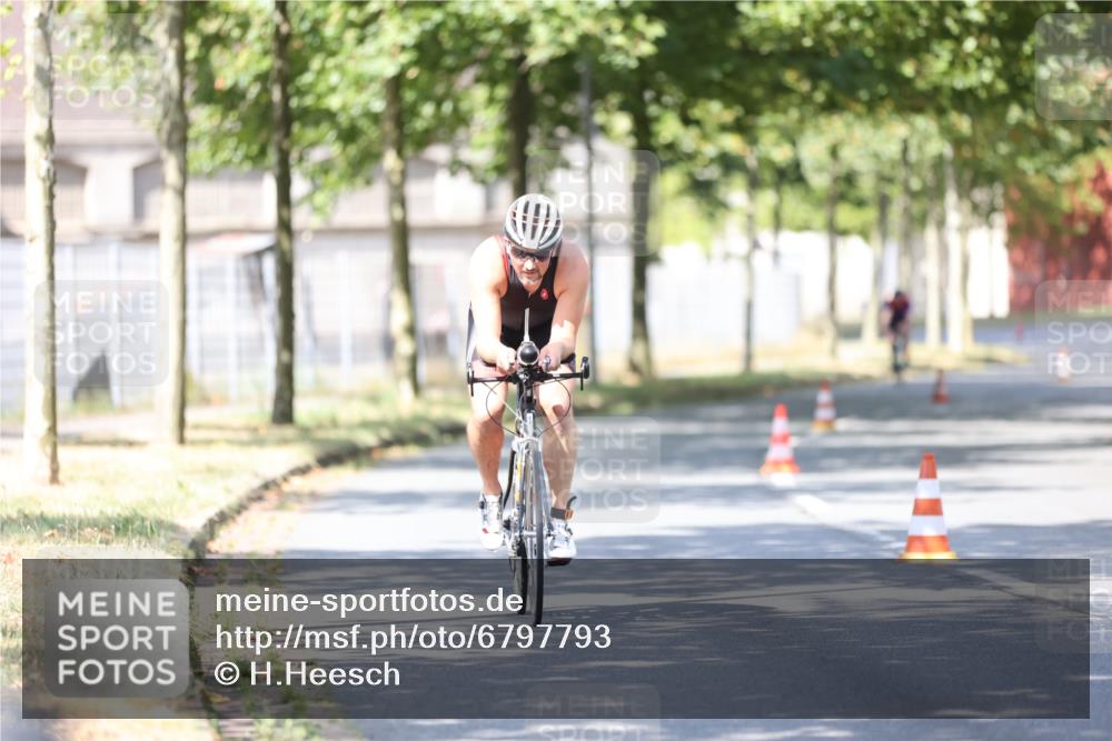 11.08.2024 - GEWOBA Citytriathlon Bremen H.Heesch http://msf.ph/oto/6797793 11.08.2024 11:52:51 Laufen  meine-sportfotos.de