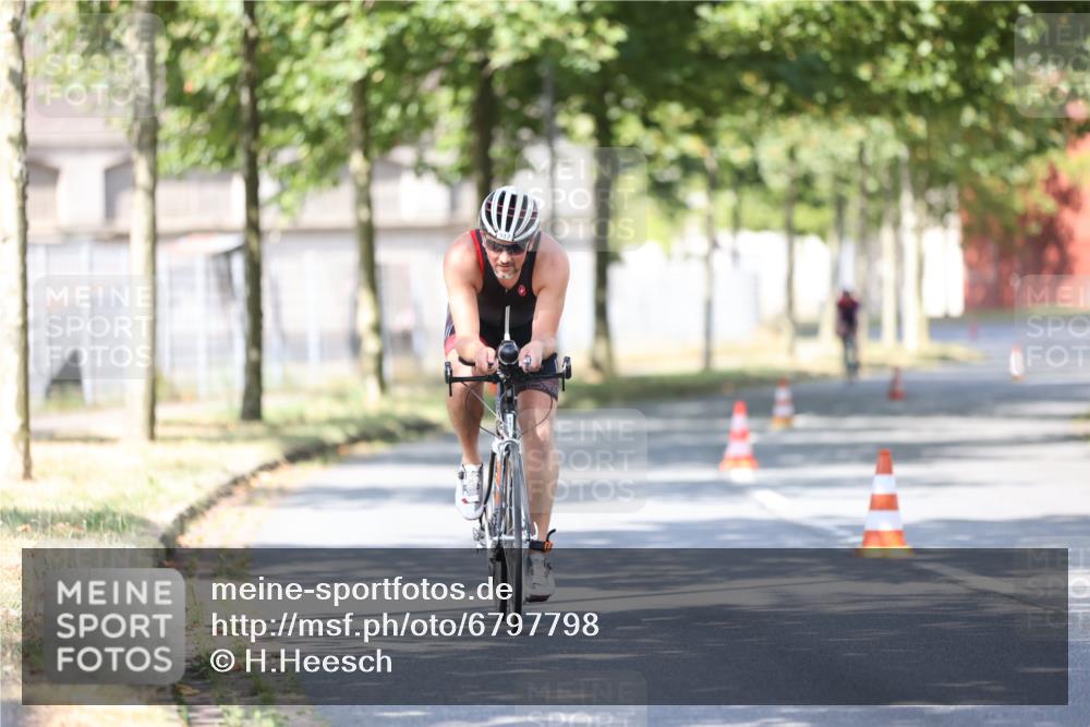 11.08.2024 - GEWOBA Citytriathlon Bremen H.Heesch http://msf.ph/oto/6797798 11.08.2024 11:52:51 Laufen  meine-sportfotos.de