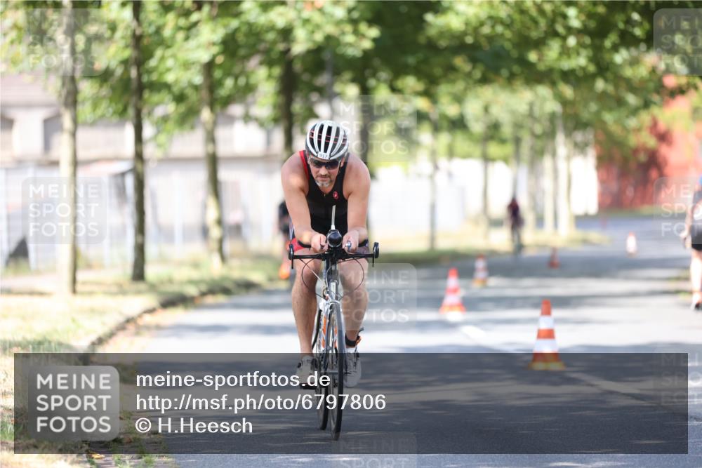 11.08.2024 - GEWOBA Citytriathlon Bremen H.Heesch http://msf.ph/oto/6797806 11.08.2024 11:52:51 Laufen  meine-sportfotos.de